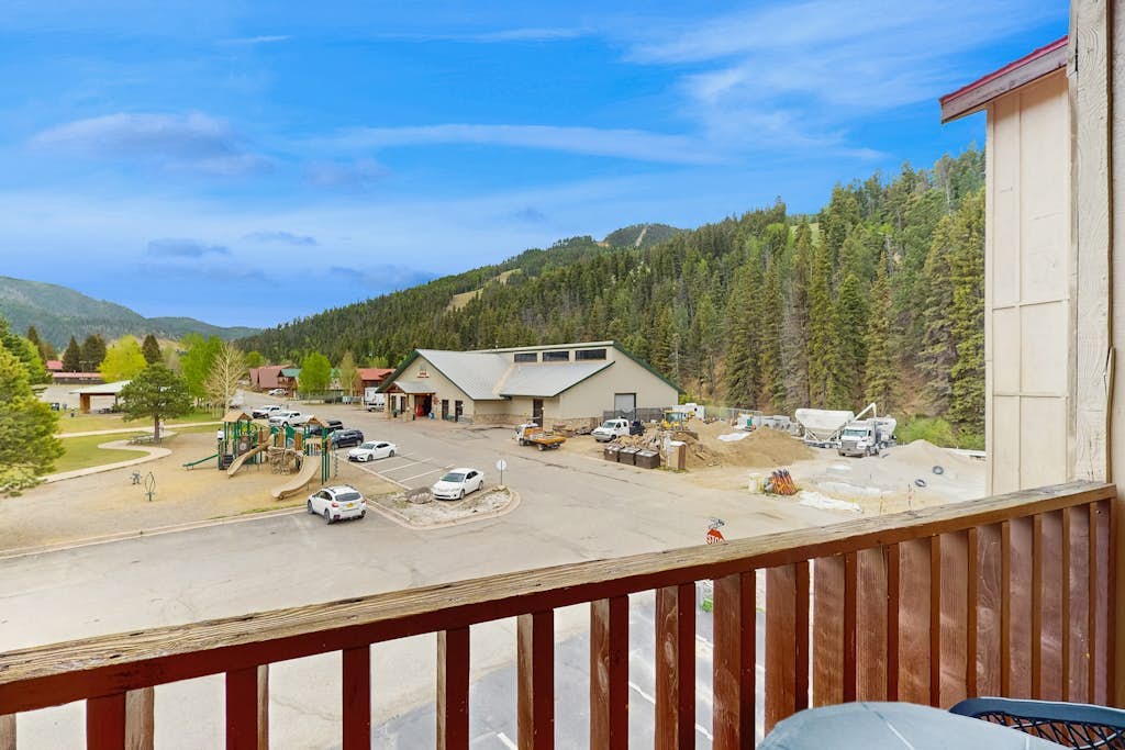 Remodeled Main Street condo with balcony & fireplace - walk to lifts and dining