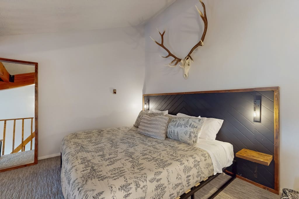 Remodeled Main Street condo with balcony & fireplace - walk to lifts and dining