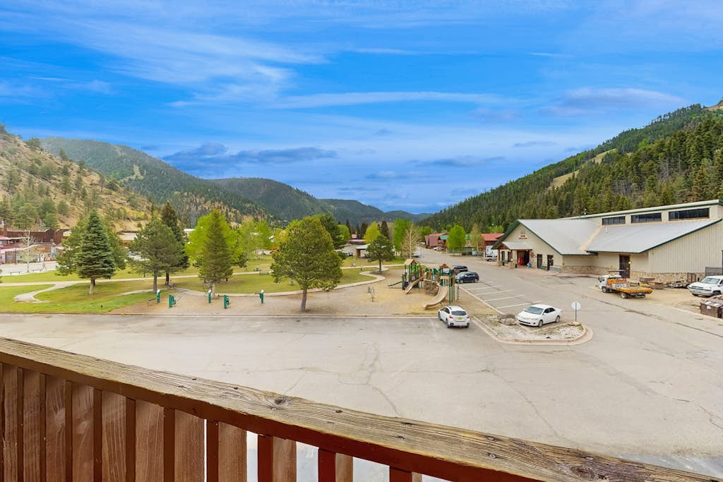 Remodeled Main Street condo with balcony & fireplace - walk to lifts and dining