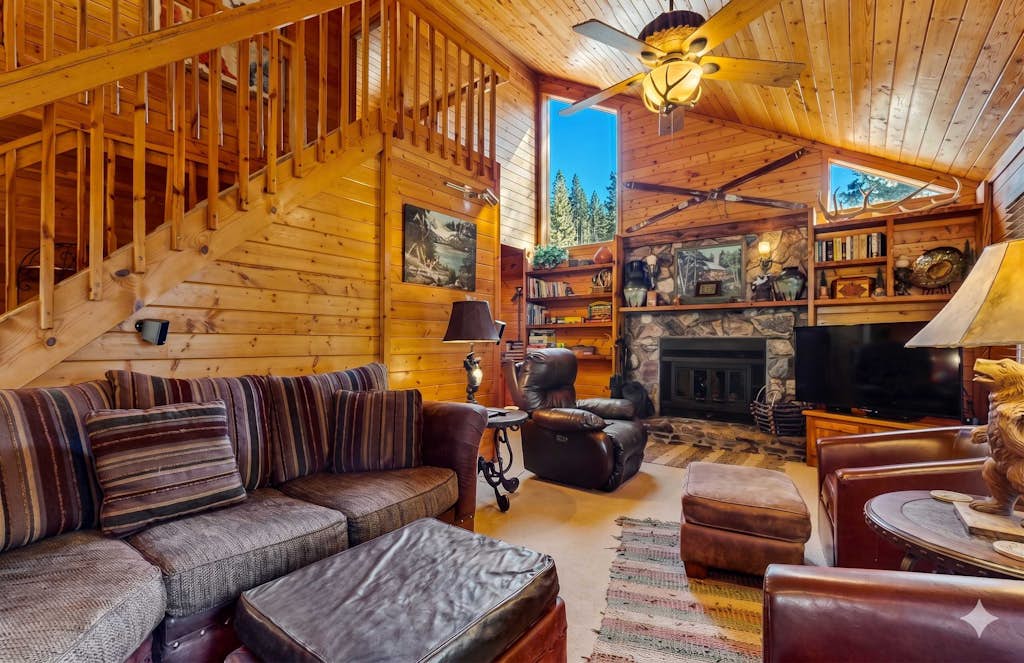 Secluded and rustic home with heated deck - lake & golf nearby