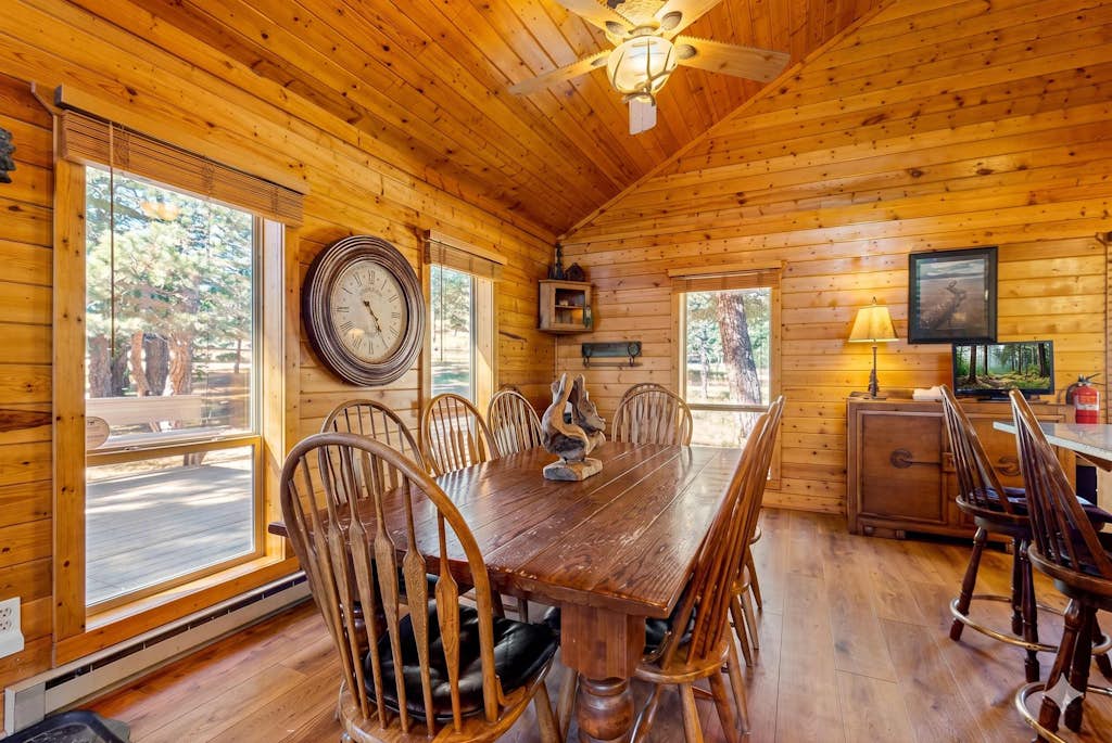 Secluded and rustic home with heated deck - lake & golf nearby