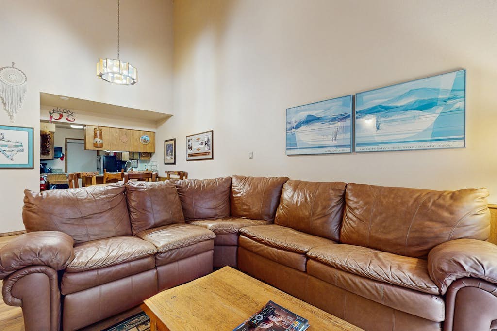 Mountain decor condo with forest views & easy snowboard access