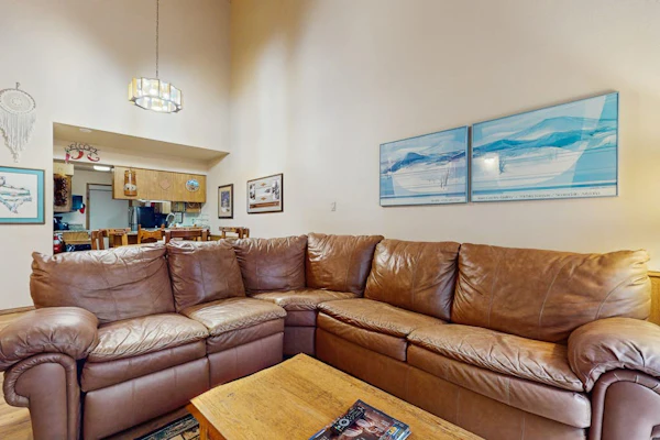 Mountain decor condo with forest views & easy snowboard access