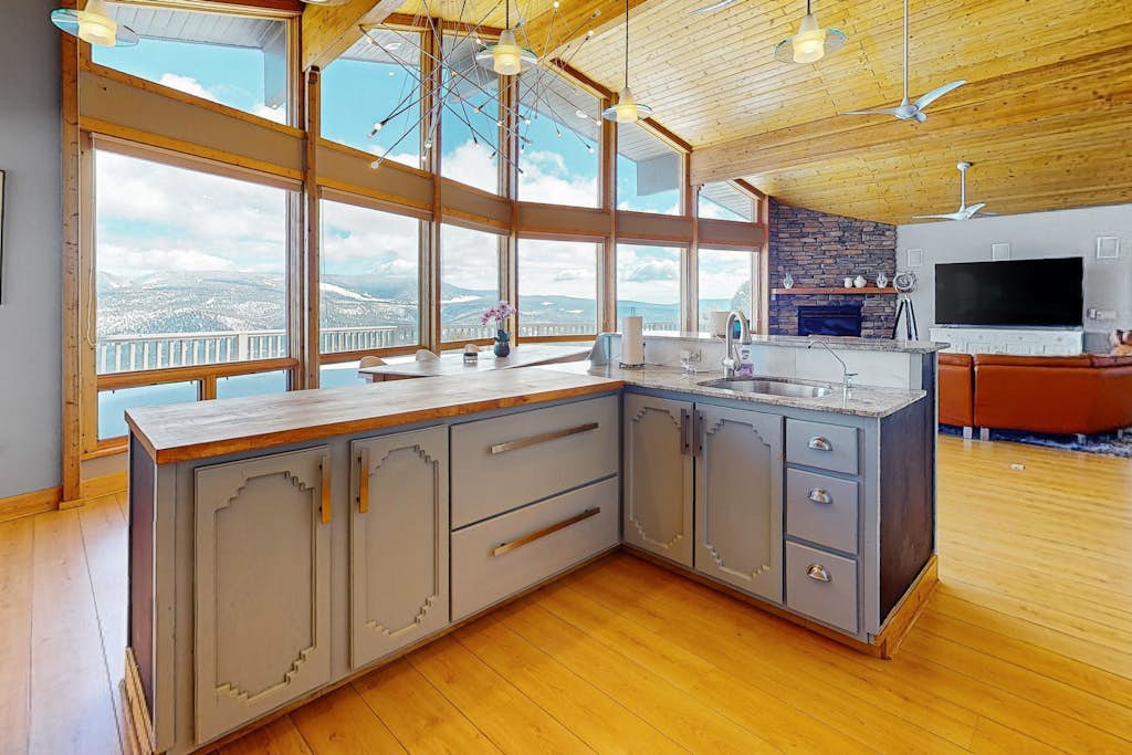 Unforgettable chalet overlooking the mountains with game room & fireplaces