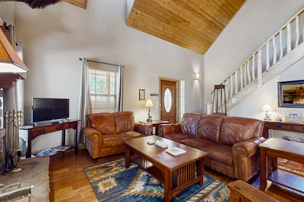 Tranquil cabin getaway with private hot tub, fire pit, deck, fireplace, & W/D