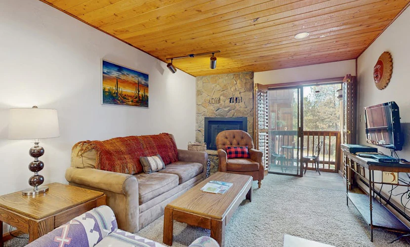 Cozy rustic retreat, short walk from Angel Fire slopes with balcony and wifi