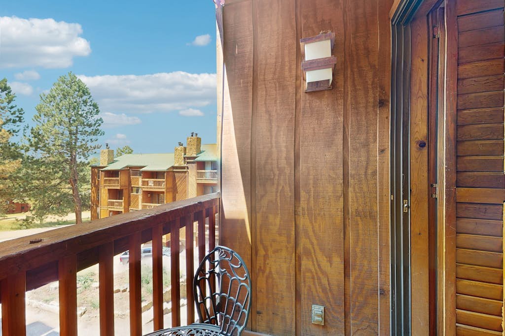 Cozy rustic retreat, short walk from Angel Fire slopes with balcony and wifi