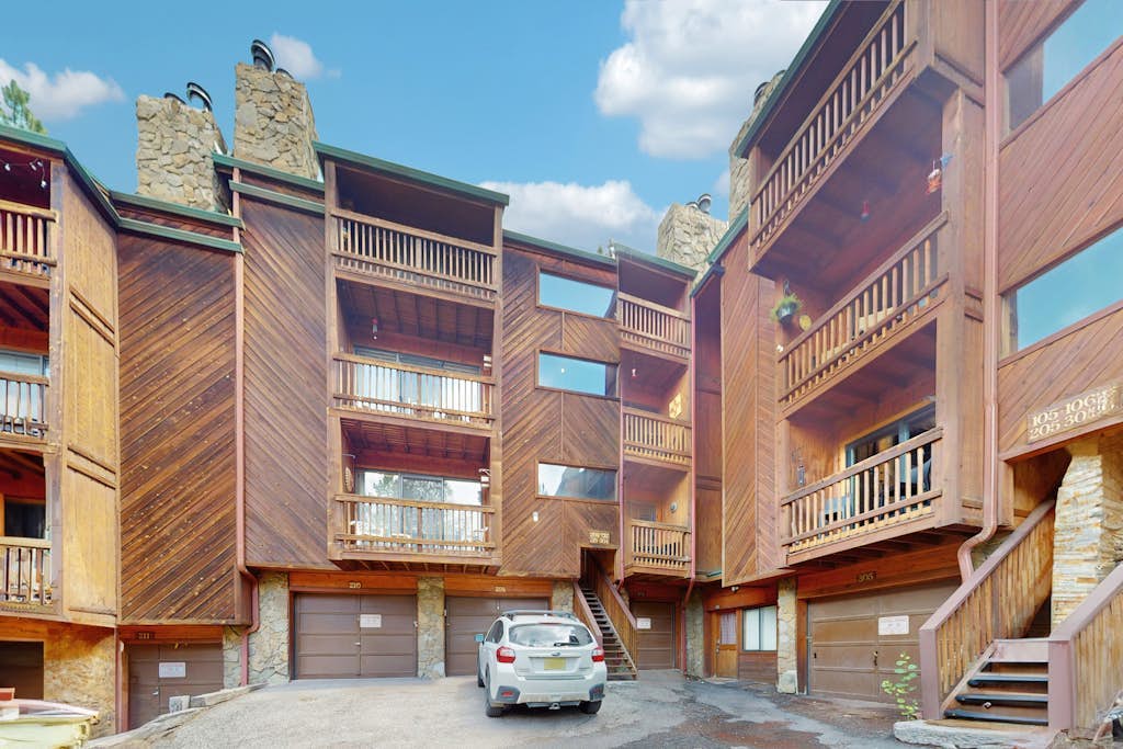 Cozy rustic retreat, short walk from Angel Fire slopes with balcony and wifi