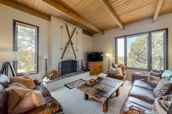 Mountain-view getaway in Foothills with fireplace - near downtown