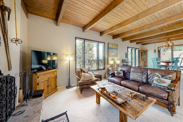Mountain-view getaway in Foothills with fireplace - near downtown