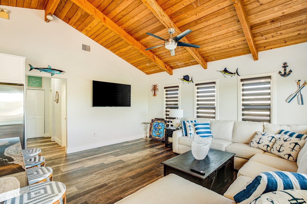 Pristine Waterfront Charmer - Outdoor Living & Dining, Dock, AC - Snowbirds OK