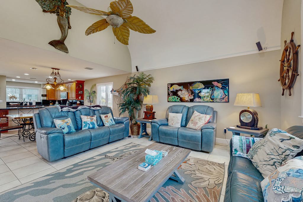 Ocean-view snowbird retreat with private pool, rooftop, lanais, kayak & bikes