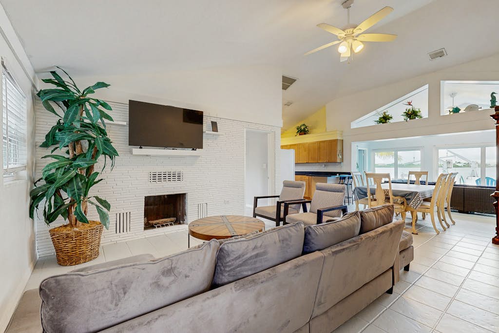 Dog-friendly home with waterfront views, a pool & Wifi