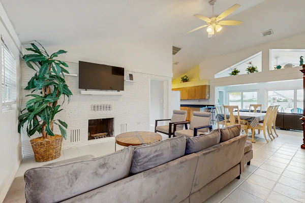 Dog-friendly home with waterfront views, a pool & Wifi