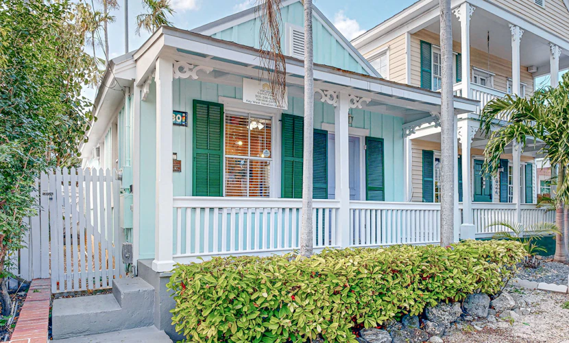 Charming cottage with private hot tub - one block to Duvall Street
