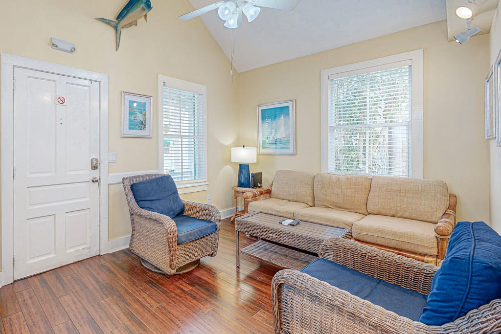 Charming cottage with private hot tub - one block to Duvall Street