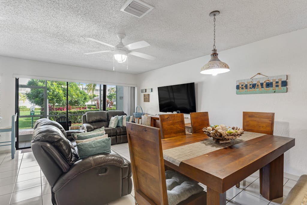 Tropical condo with 2 pools, private beach area, swimming lagoon, tennis & AC