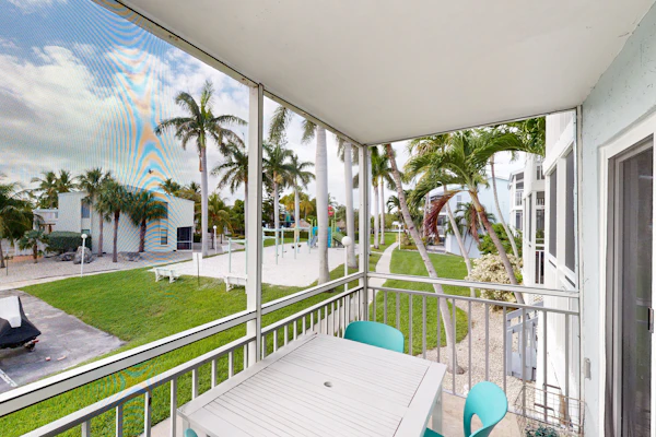 Beach townhouse with shared pool, tennis & marina - AC, WiFi & snowbird-friendly