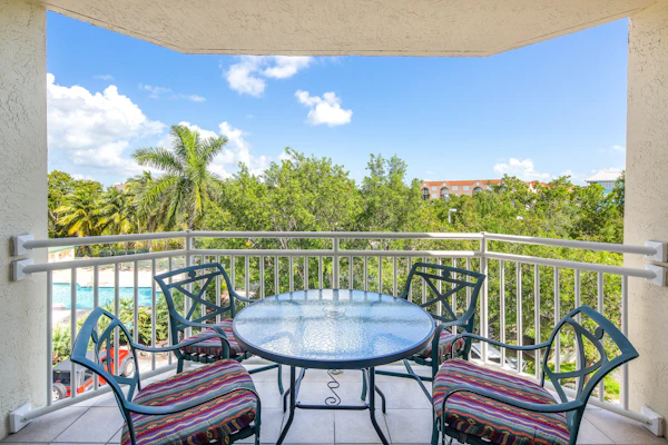 Completely Renovated Condo with Pool, Hot Tub, & Private Patio - Free Parking