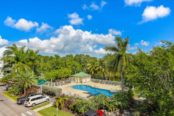 Completely Renovated Condo with Pool, Hot Tub, & Private Patio - Free Parking