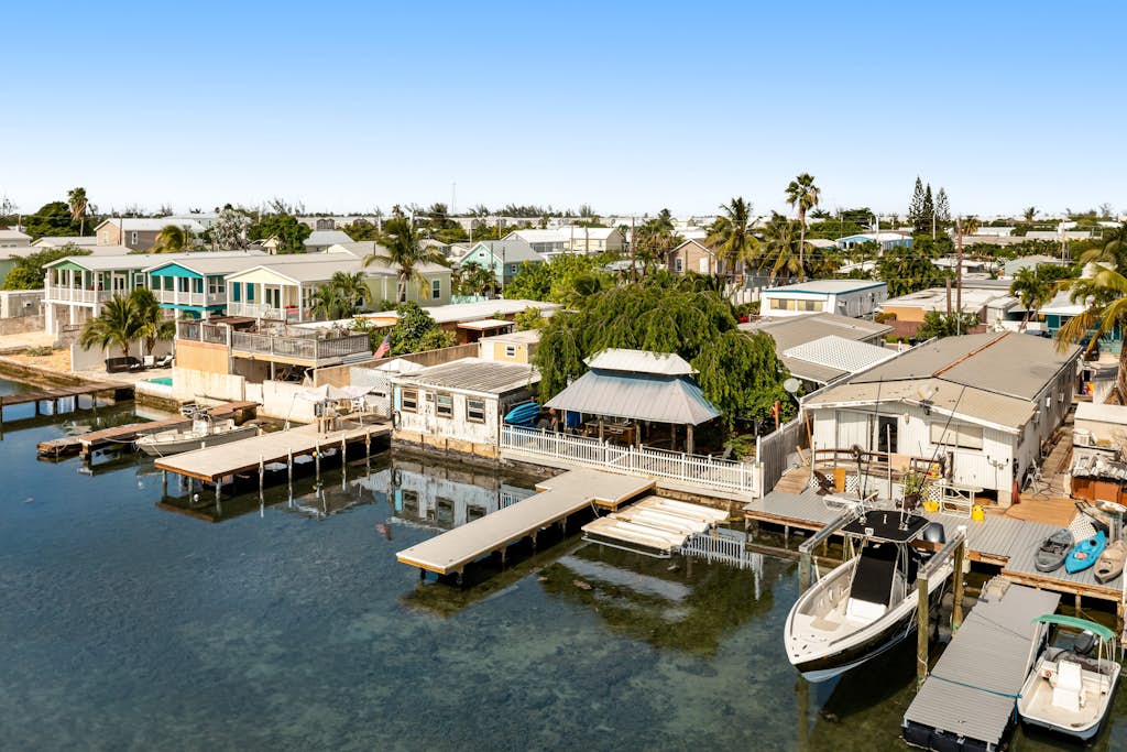 Bayfront bungalow with private dock, kayaks, SUPs, tiki hut & pool access