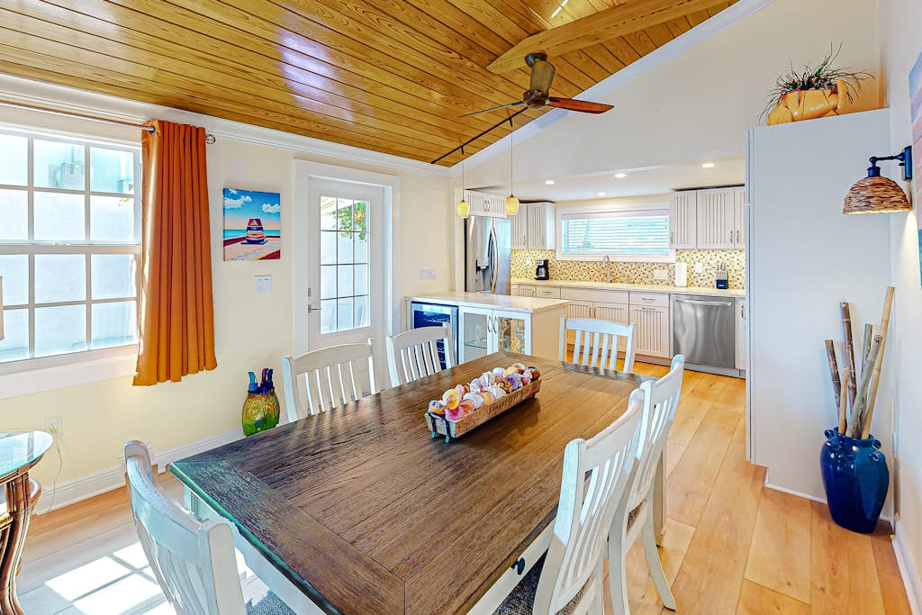 Dog-friendly condo near beach with pool, grill, outdoor shower, W/D, AC