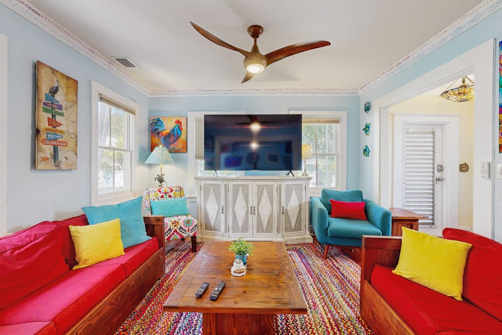 Cozy home with private pool, BBQ, central AC, enclosed yard