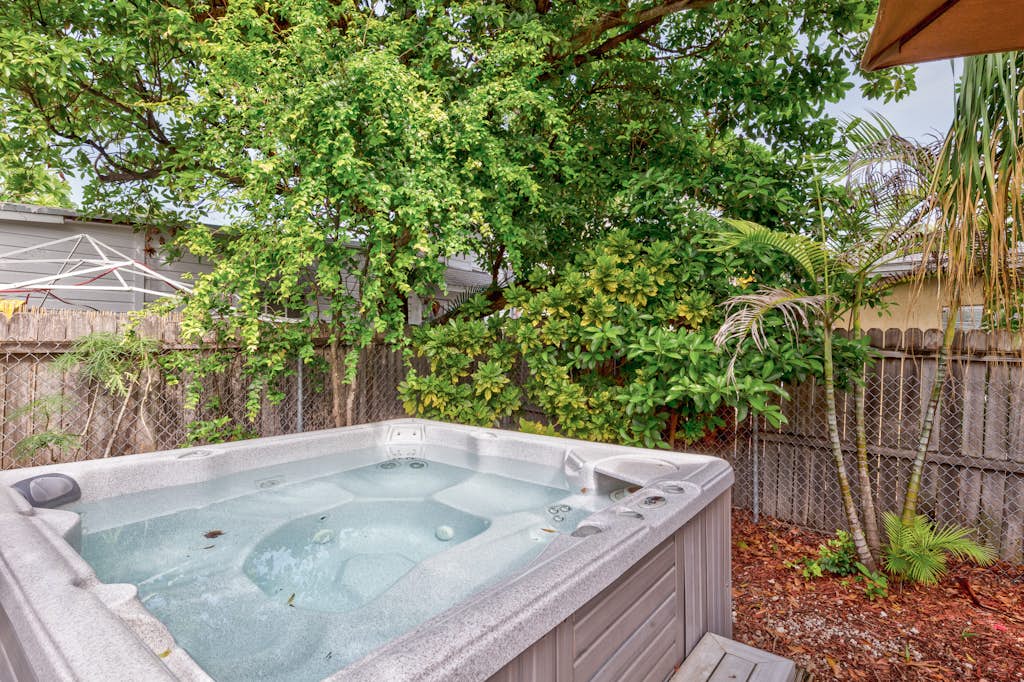 Dog-Friendly Cottage with Private Hot Tub & Garden - Great Downtown Location