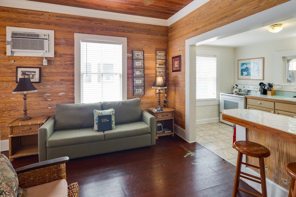 Dog-Friendly Cottage with Private Hot Tub & Garden - Great Downtown Location