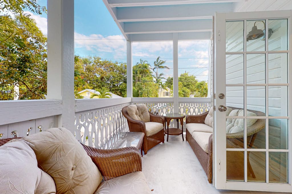 Charming, colorful two-story apartment with two balconies - walk everywhere