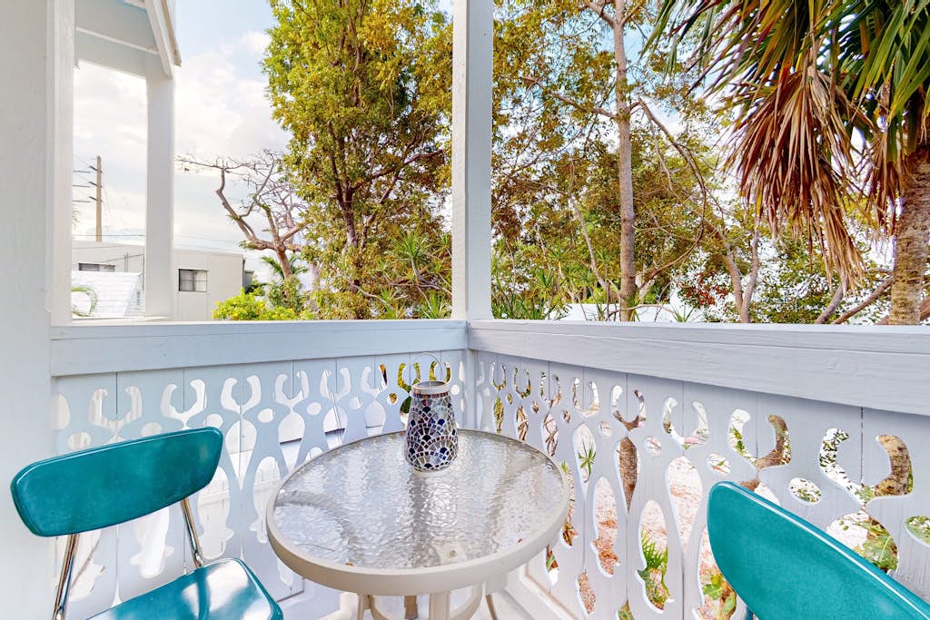 Charming, colorful two-story apartment with two balconies - walk everywhere