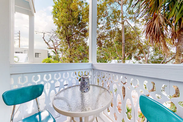 Charming, colorful two-story apartment with two balconies - walk everywhere