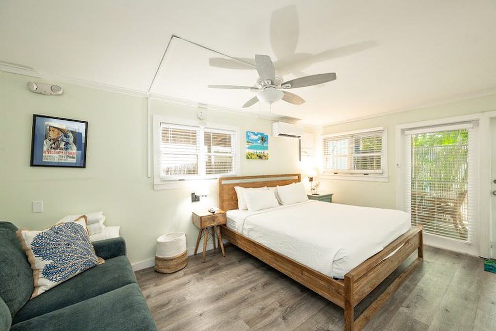 Tropical studio with pool - 2 blocks to beach & 1 block to Duval St dining/shops