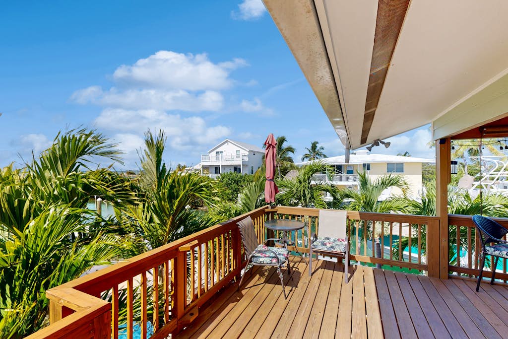 Waterfront escape with dock, furnished deck & patio, grill & central AC