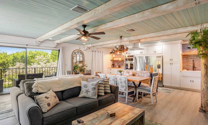 Snowbird-friendly townhouse with ocean view, heated pool, central AC, & deck