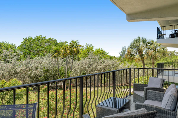 Snowbird-friendly townhouse with ocean view, heated pool, central AC, & deck