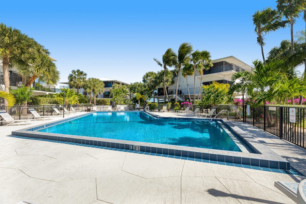 Snowbird-friendly townhouse with ocean view, heated pool, central AC, & deck