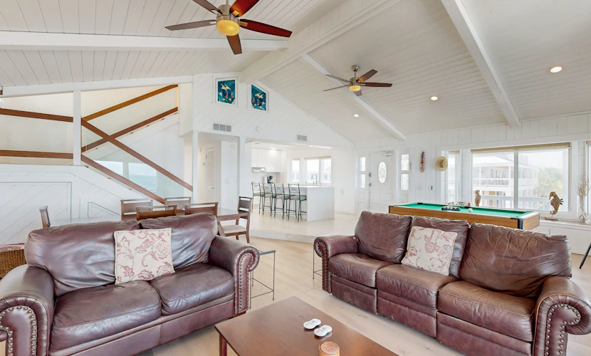Dazzling Bayfront Home w/ 2 Boat Docks, Huge Deck, 1 Kayak, Pool Table -1 Dog OK