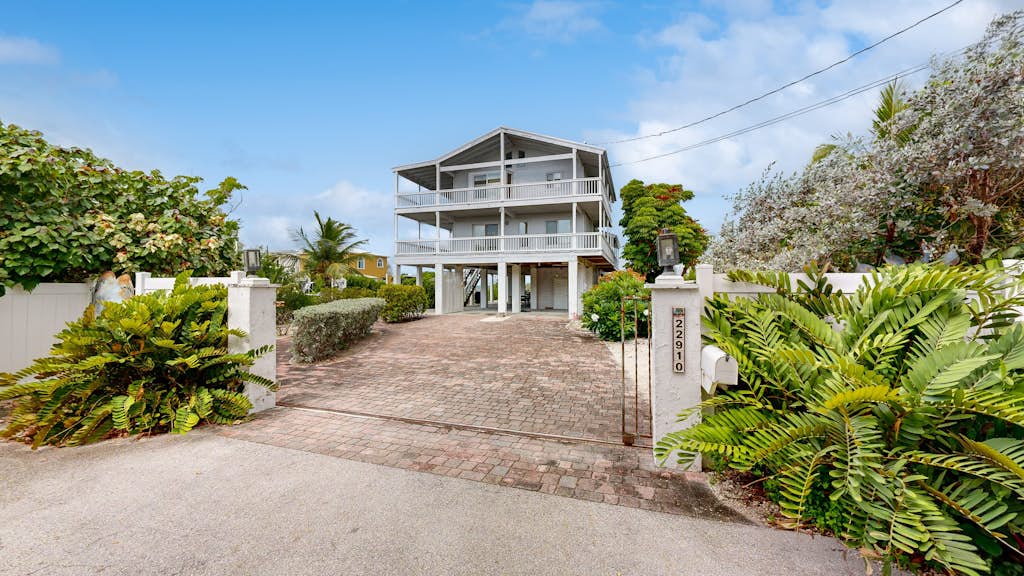 Dazzling Bayfront Home w/ 2 Boat Docks, Huge Deck, 1 Kayak, Pool Table -1 Dog OK