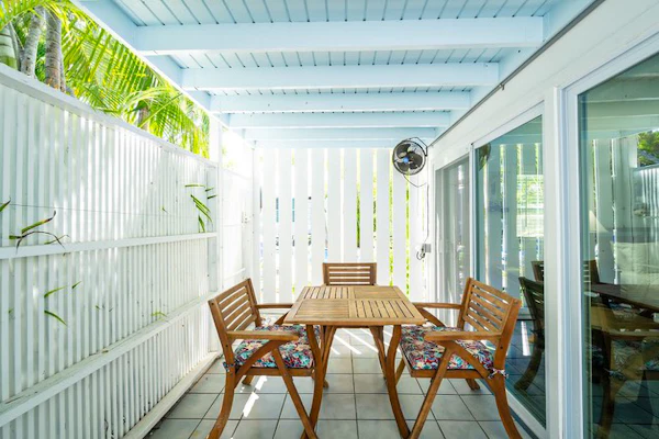 Deluxe ground-floor studio - pool, courtyard, walk to Duval St shops & beach