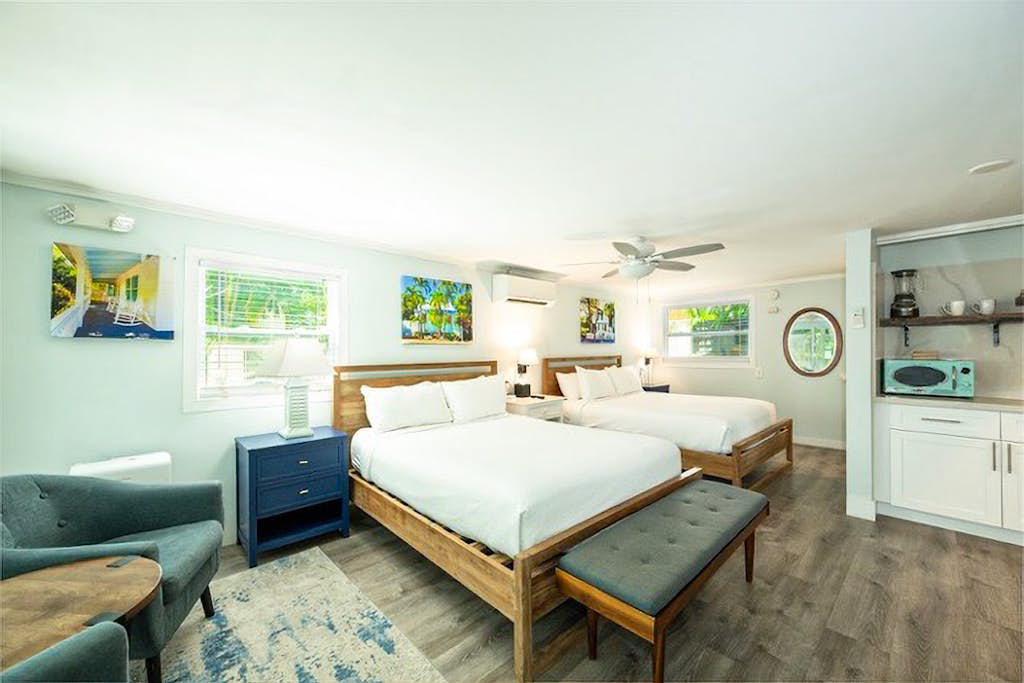 Deluxe ground-floor studio - pool, courtyard, walk to Duval St shops & beach