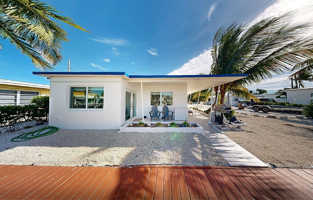 Cozy home with water access, full kitchen, internet, AC
