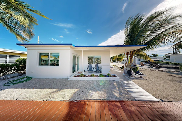 Cozy home with water access, full kitchen, internet, AC