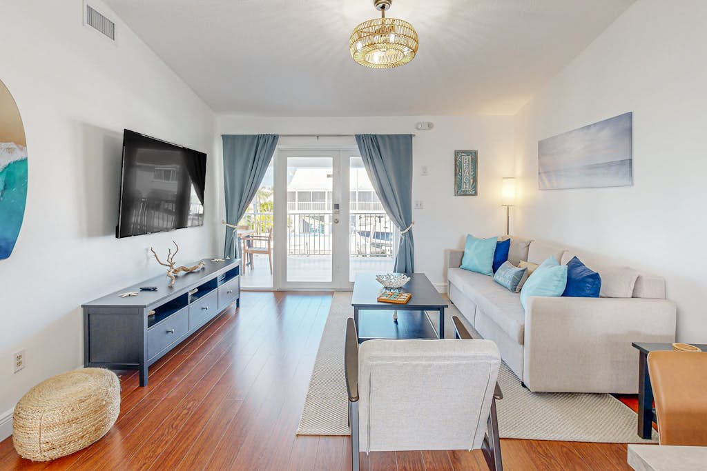 Waterfront coastal duplex w/ balcony views, gas grill, washer & dryer, WiFi