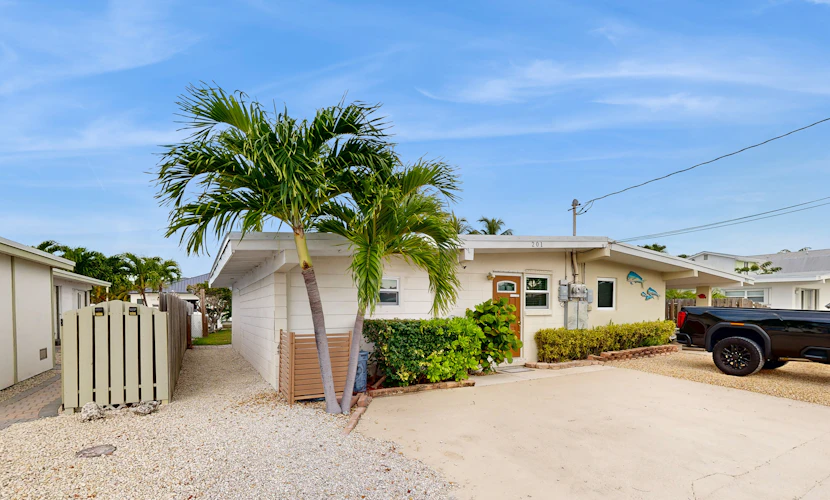 Deluxe waterfront retreat with hot tub, pool & Cabana Club access