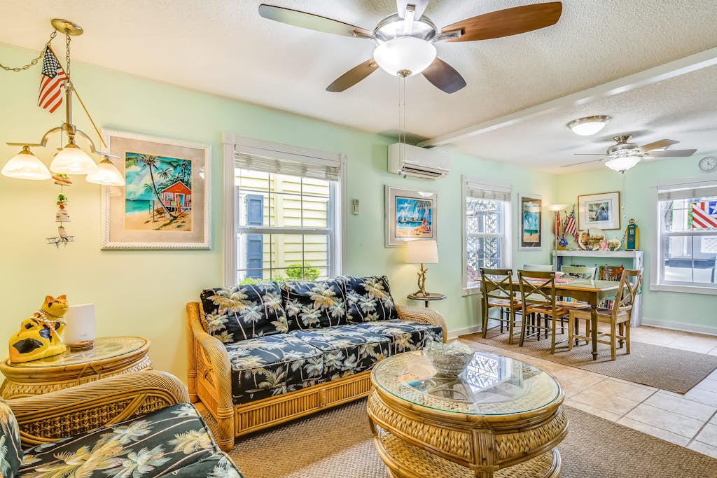 Cute Dog-friendly Tropical Condo with AC, WiFi, & Shared Pool - Snowbirds OK