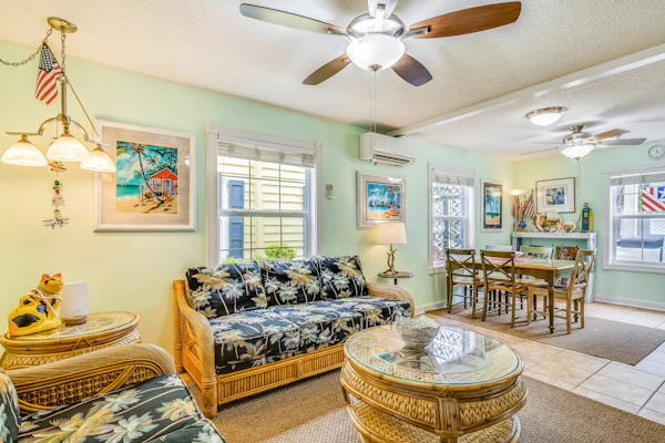 Cute Dog-friendly Tropical Condo with AC, WiFi, & Shared Pool - Snowbirds OK