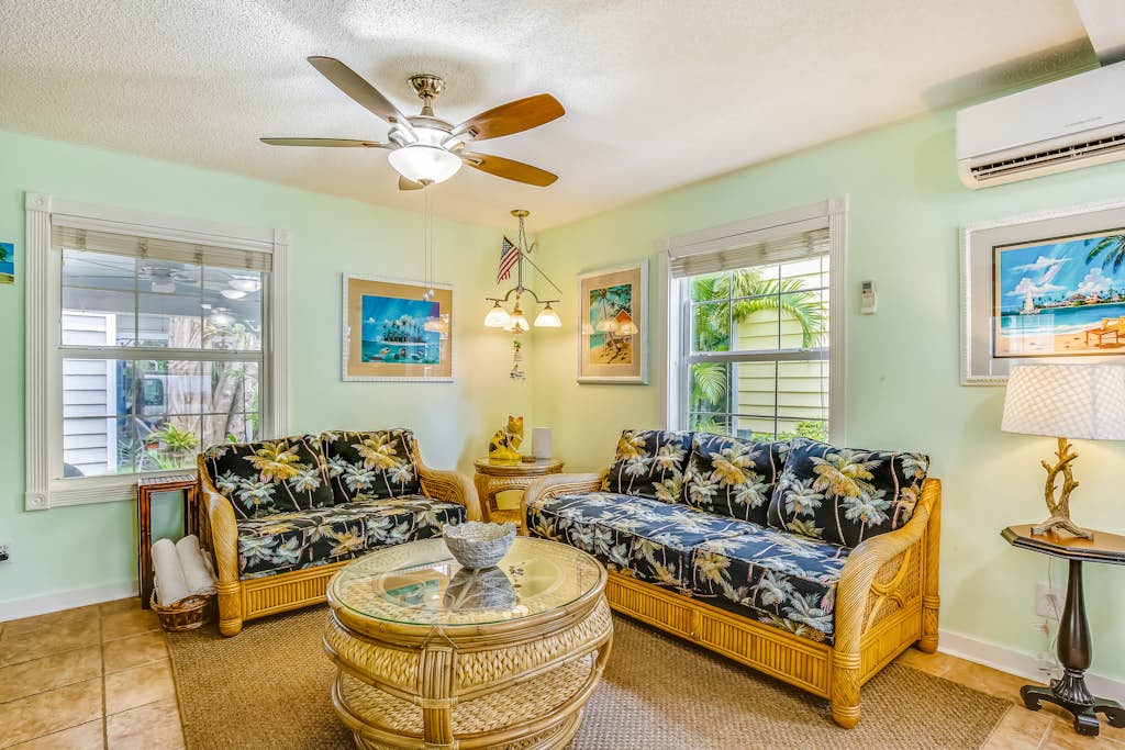 Cute Dog-friendly Tropical Condo with AC, WiFi, & Shared Pool - Snowbirds OK