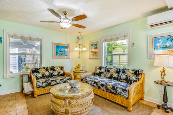 Cute Dog-friendly Tropical Condo with AC, WiFi, & Shared Pool - Snowbirds OK