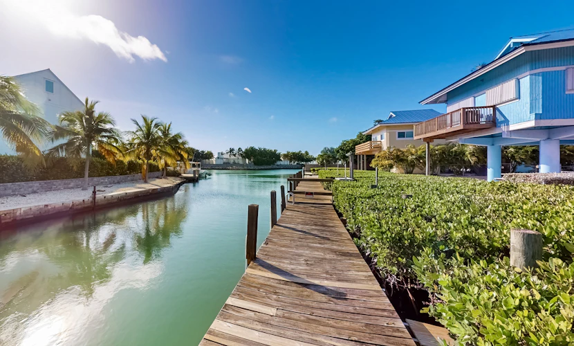 Oceanfront house with dock, kayaks, deck, fast WiFi, central AC & washer/dryer